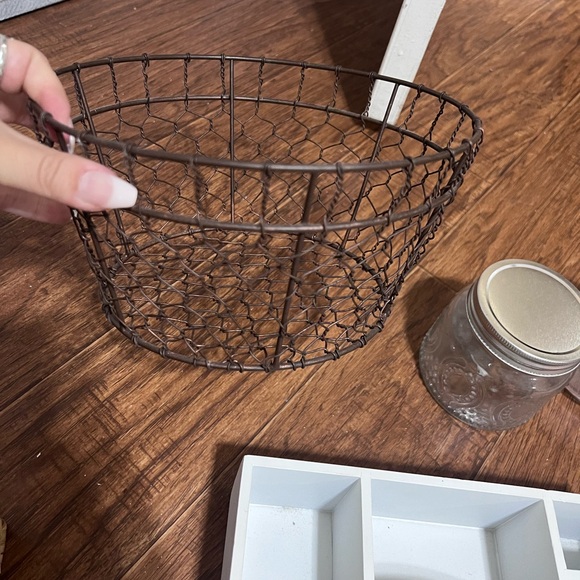 Bundle of baskets and jars - Picture 3 of 6